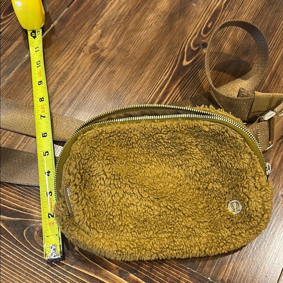 Lululemon Sherpa Belt Bag - Picture 11 of 11